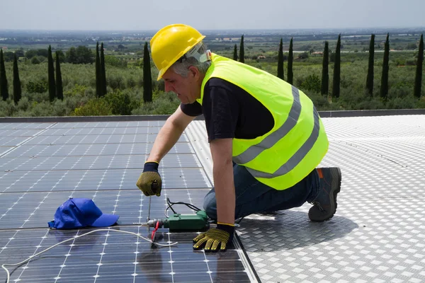 Skilled workerworking with photovoltaic panels — Stock Photo, Image