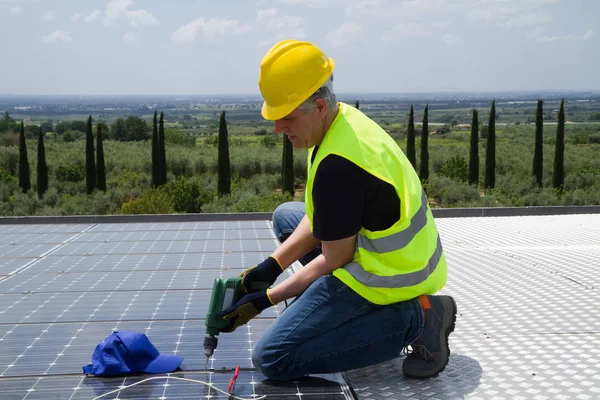 Obrero cualificado que trabaja con paneles fotovoltaicos —  Fotos de Stock