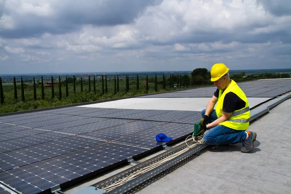 太陽光発電パネルと熟練労働者 — ストック写真
