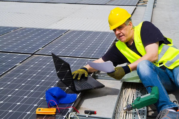 Lavoratori qualificati che lavorano con pannelli fotovoltaici — Foto Stock