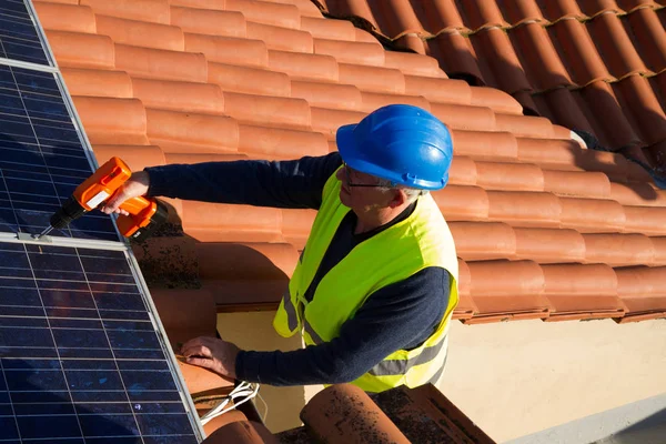 建物の屋根に太陽光発電パネルをフィッティング — ストック写真