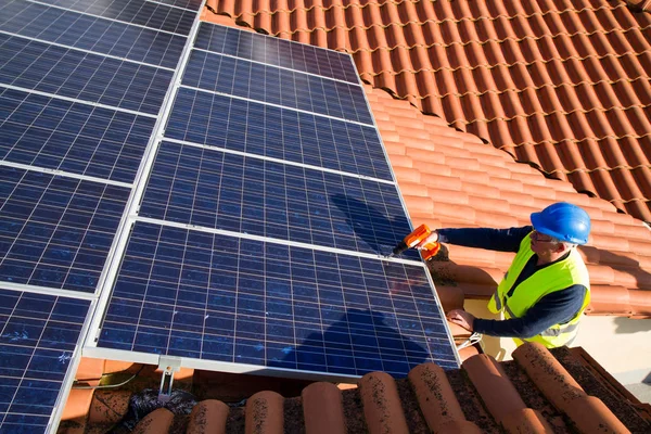 bir binanın çatısında uydurma fotovoltaik panelleri