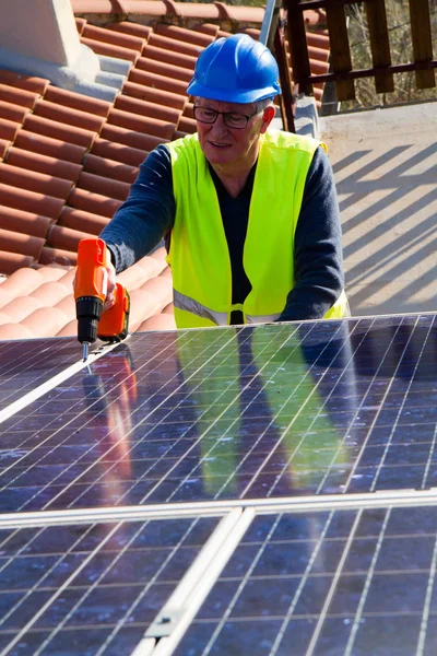 Plaatsing Van Fotovoltaïsche Panelen Een Dak Van Een Gebouw — Stockfoto