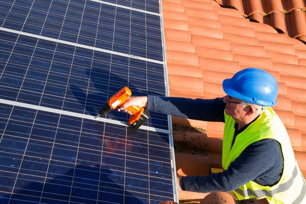 Montaggio Pannelli Fotovoltaici Sul Tetto Edificio — Foto Stock