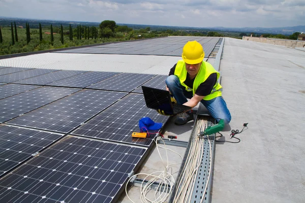 Montage Von Photovoltaikmodulen Auf Dem Dach Eines Gebäudes — Stockfoto