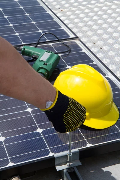 Instalación Paneles Fotovoltaicos Techo Edificio Fotos de stock libres de derechos