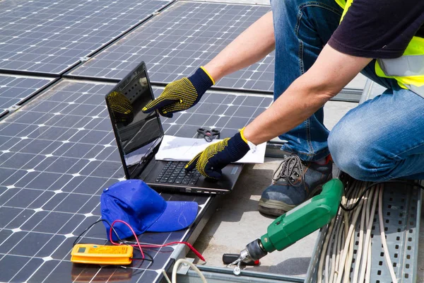 Instalación Paneles Fotovoltaicos Techo Edificio —  Fotos de Stock