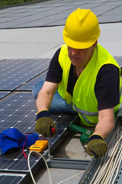 Trabajar en un techo para adaptarse a paneles fotovoltaicos — Foto de Stock