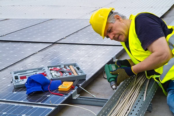 Lavorare su un tetto per adattarsi ai pannelli fotovoltaici — Foto Stock