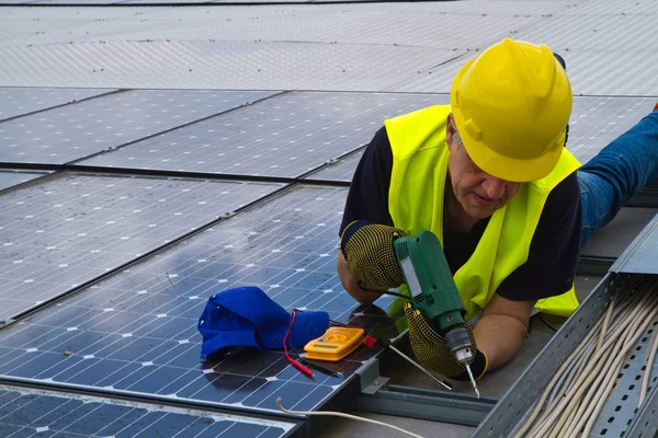 Worke fotovoltaik paneller uyacak bir çatı üzerinde — Stok fotoğraf