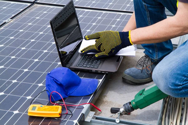 Instalación Paneles Fotovoltaicos Techo Edificio Fotos De Stock