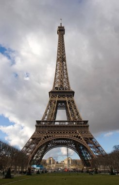 Eyfel Kulesi paris merkezinde