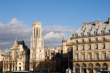 şehir merkezinde paris mimarisi