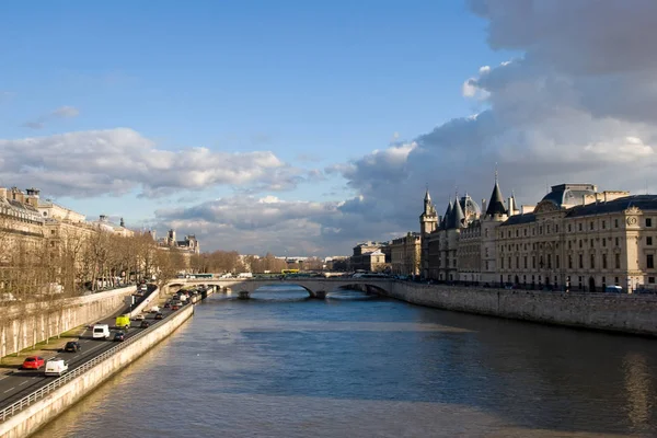 şehir merkezinde paris mimarisi