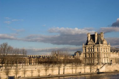 paris louvre dış saray