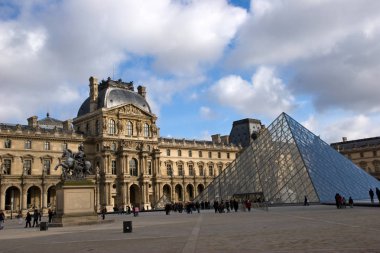 Paris'te Louvre mesuem