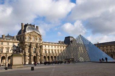 Paris'te Louvre mesuem