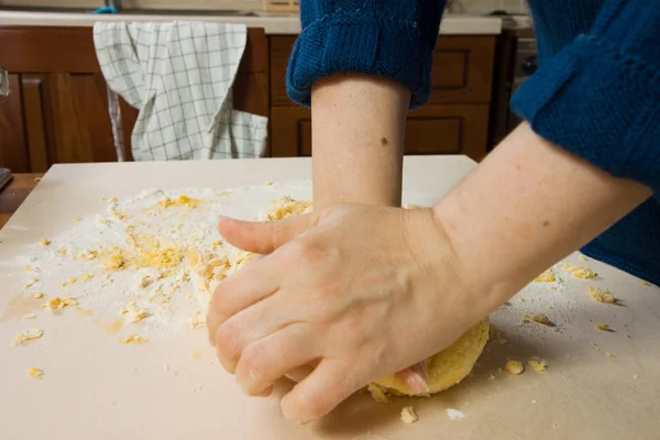 Pasta zu Hause zubereiten — Stockfoto