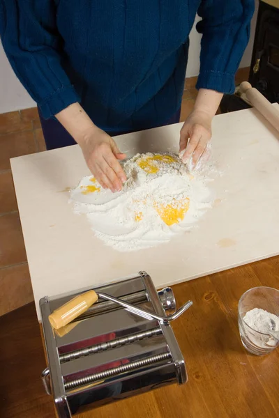 Pasta zu Hause zubereiten — Stockfoto