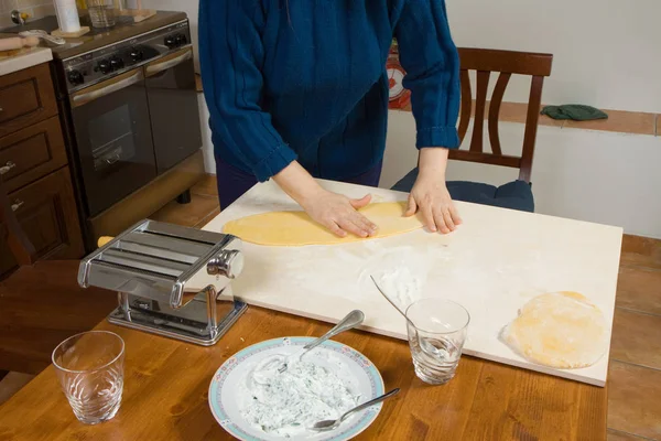 Pasta zu Hause zubereiten — Stockfoto