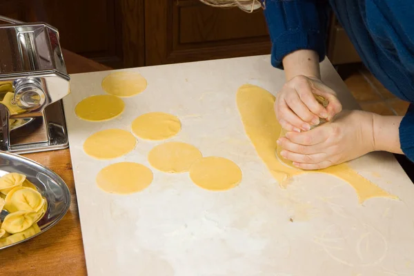 Как приготовить макароны дома — стоковое фото
