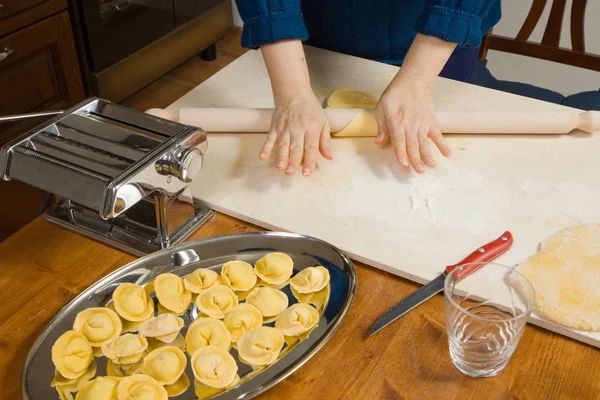 Pasta zu Hause zubereiten — Stockfoto