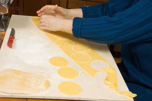 Pasta zu Hause zubereiten — Stockfoto