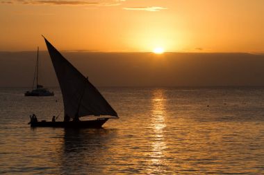 güzel bir plaj ve deniz zanzibar gün batımı sırasında Hint Okyanusu