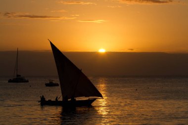 güzel bir plaj ve deniz zanzibar gün batımı sırasında Hint Okyanusu