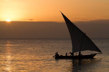 güzel bir plaj ve deniz zanzibar gün batımı sırasında Hint Okyanusu