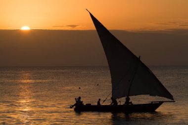 güzel bir plaj ve deniz zanzibar gün batımı sırasında Hint Okyanusu