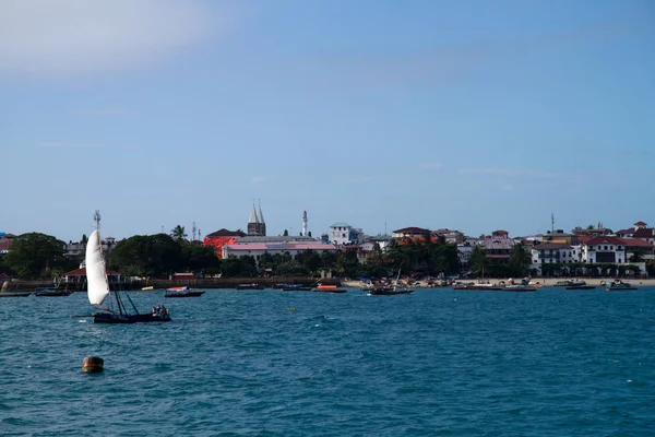 denize taş zanzibar şehirde limana yakın