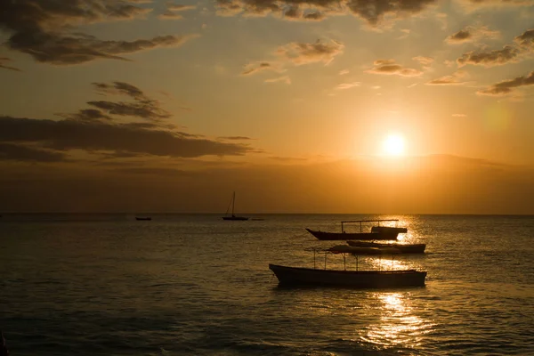 在印度洋日落的时候 美丽的桑给巴尔海滩和海洋 免版税图库图片