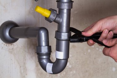 Tesisatçı iş yerinde bir lavaboyu tamir