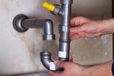 Tesisatçı iş yerinde bir lavaboyu tamir