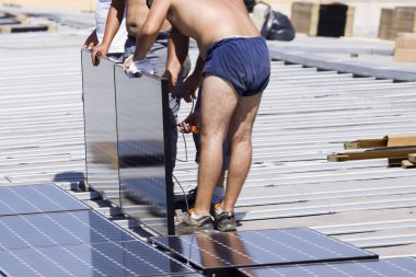 bir binanın çatısında uydurma fotovoltaik panelleri