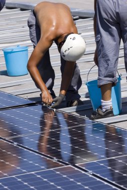 bir binanın çatısında uydurma fotovoltaik panelleri