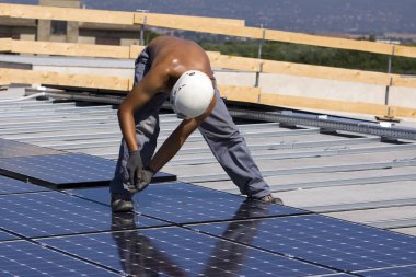 bir binanın çatısında uydurma fotovoltaik panelleri