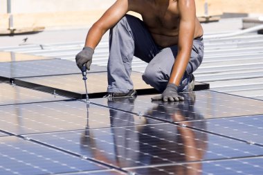 bir binanın çatısında uydurma fotovoltaik panelleri