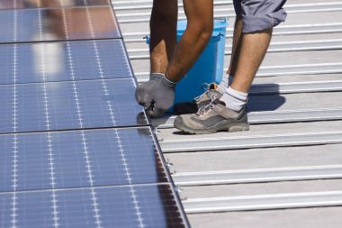 bir binanın çatısında uydurma fotovoltaik panelleri