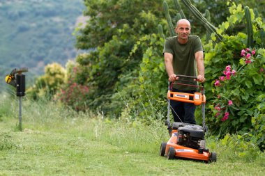 bahçıvan ev çayırçim çim kesme