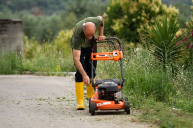 bahçıvan ev çayırçim çim kesme