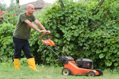 bahçıvan ev çayırçim çim kesme