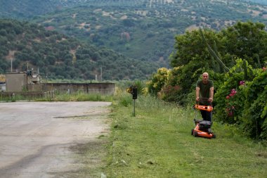 Bahçıvan iş çim kesme