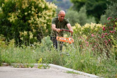 Bahçıvan iş çim kesme