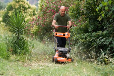 Bahçıvan iş çim kesme