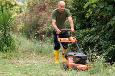 bahçıvan bir bahçe çim kesme