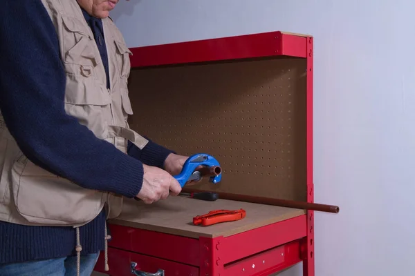 Plumber Work His Workbench Fit Pipes — Stock Photo, Image