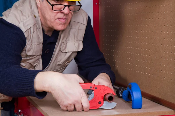 Klempner Bei Der Arbeit Seiner Werkbank Rohre Montieren — Stockfoto