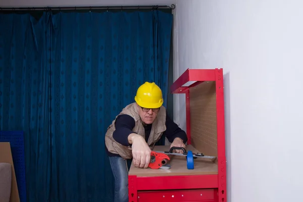 Klempner Bei Der Arbeit Seiner Werkbank Rohre Montieren — Stockfoto